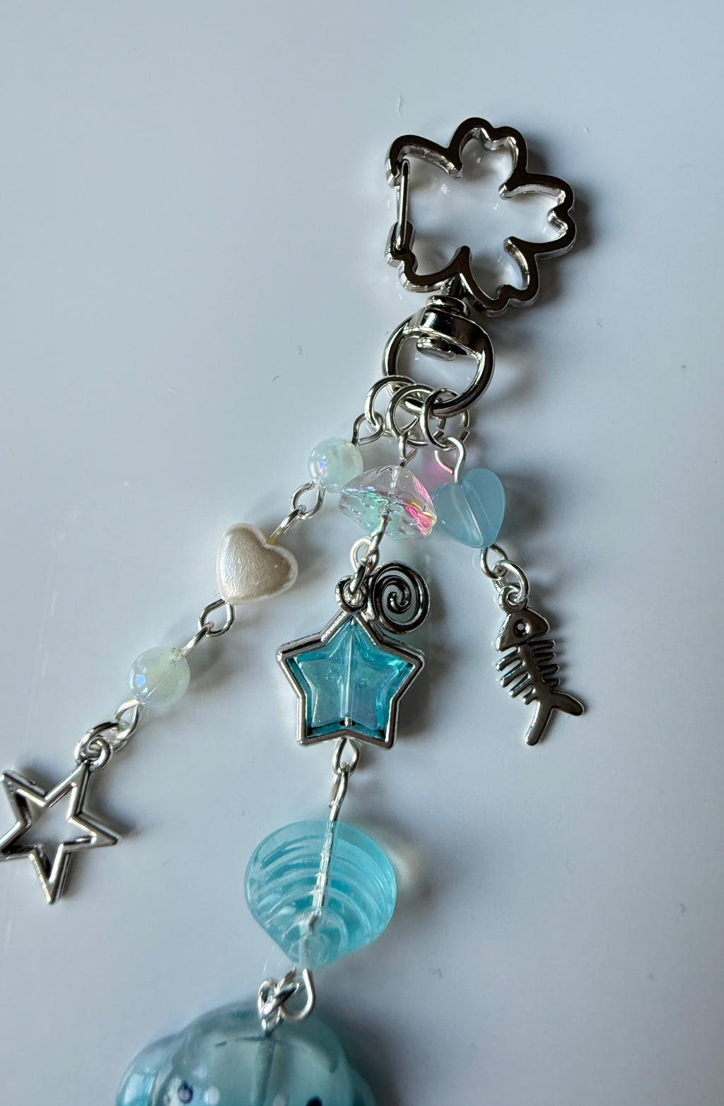 Handmade Kawaii Manta Ray Keychain – Y2K Beaded Bag Charm, Ocean Aesthetic Cute Phone Charm, Pastel Fish Charm