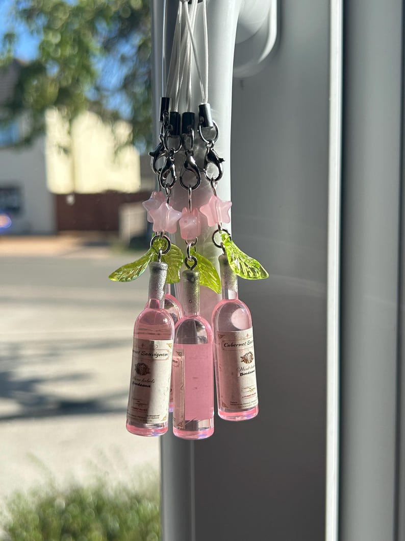 HANDMADE Cute Kawaii Pink Rosé bottle Phone charm, Beaded Jewelry, beaded accessories, aesthetic, pastel pink phone charm, drink charm