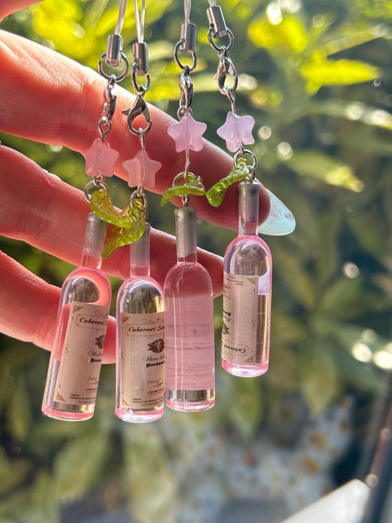 HANDMADE Cute Kawaii Pink Rosé bottle Phone charm, Beaded Jewelry, beaded accessories, aesthetic, pastel pink phone charm, drink charm