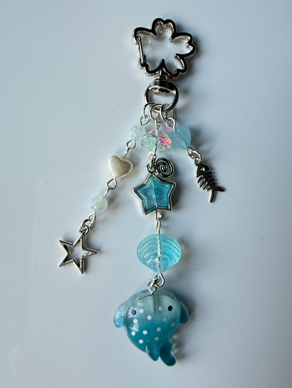 Handmade Kawaii Manta Ray Keychain – Y2K Beaded Bag Charm, Ocean Aesthetic Cute Phone Charm, Pastel Fish Charm