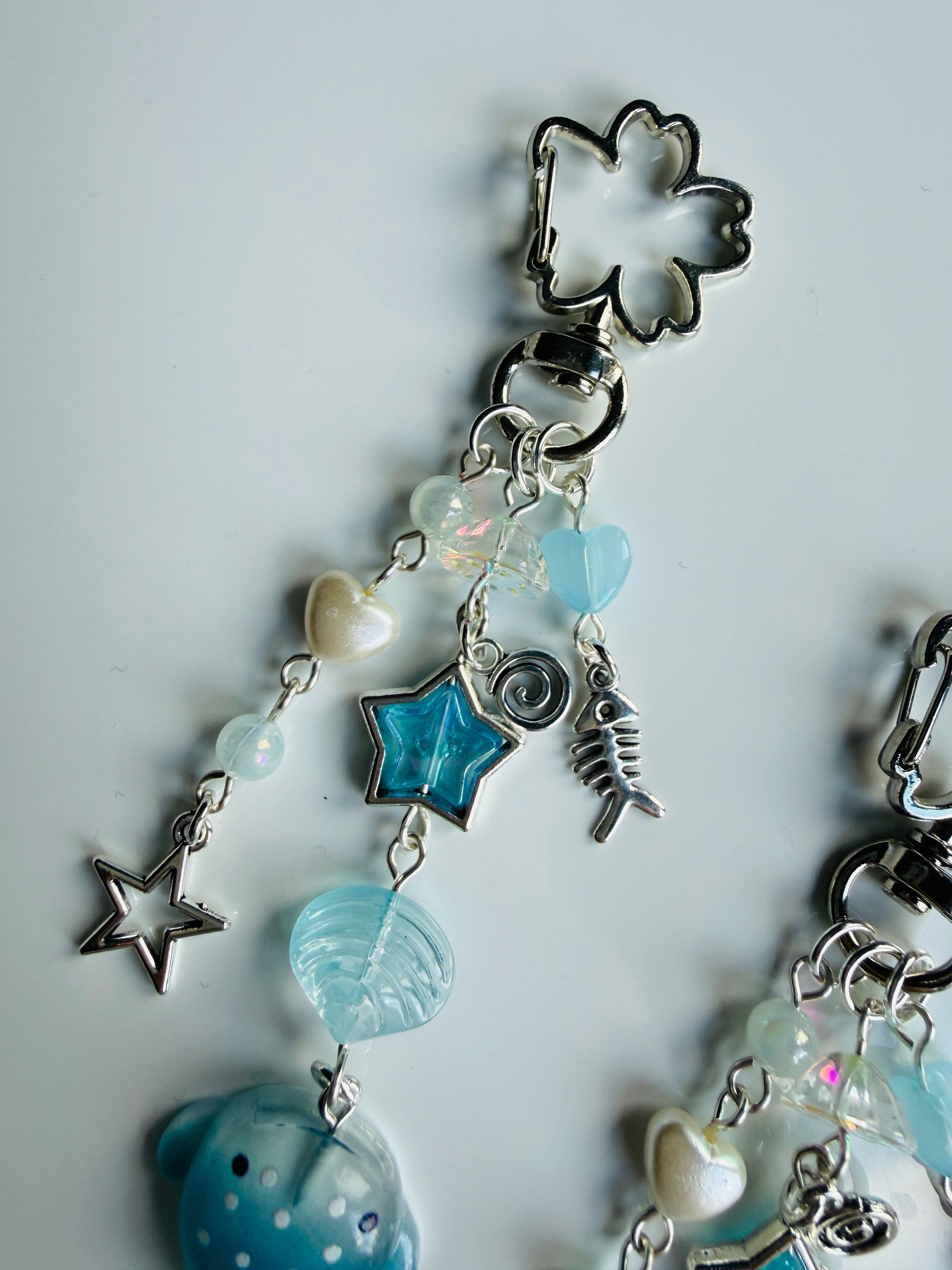 Handmade Kawaii Manta Ray Keychain – Y2K Beaded Bag Charm, Ocean Aesthetic Cute Phone Charm, Pastel Fish Charm