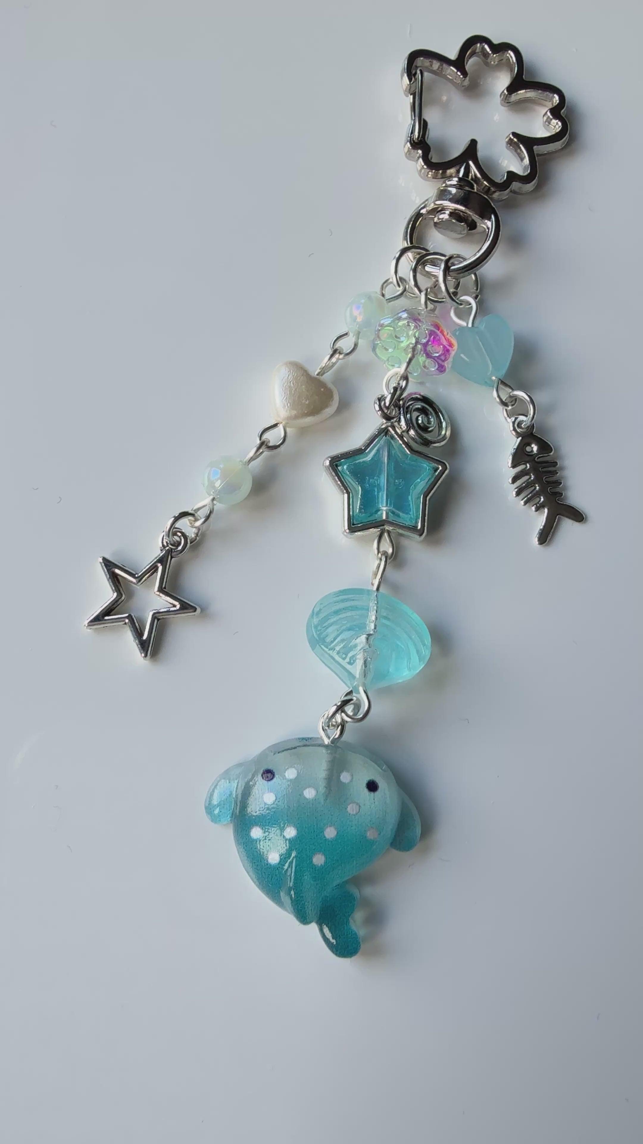 Handmade Kawaii Manta Ray Keychain – Y2K Beaded Bag Charm, Ocean Aesthetic Cute Phone Charm, Pastel Fish Charm